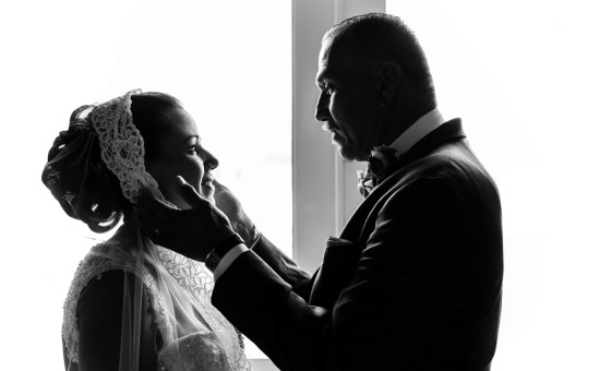 Daddy's girl, Dad and bride in the room