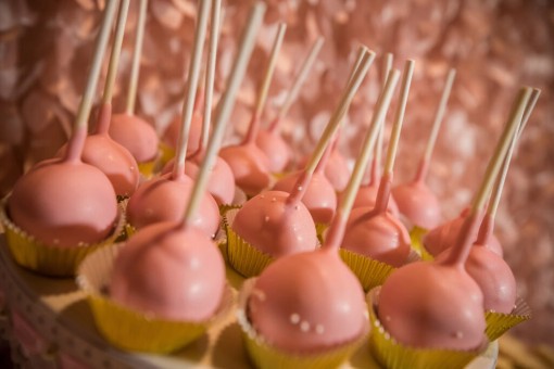 Candy bar cake pops