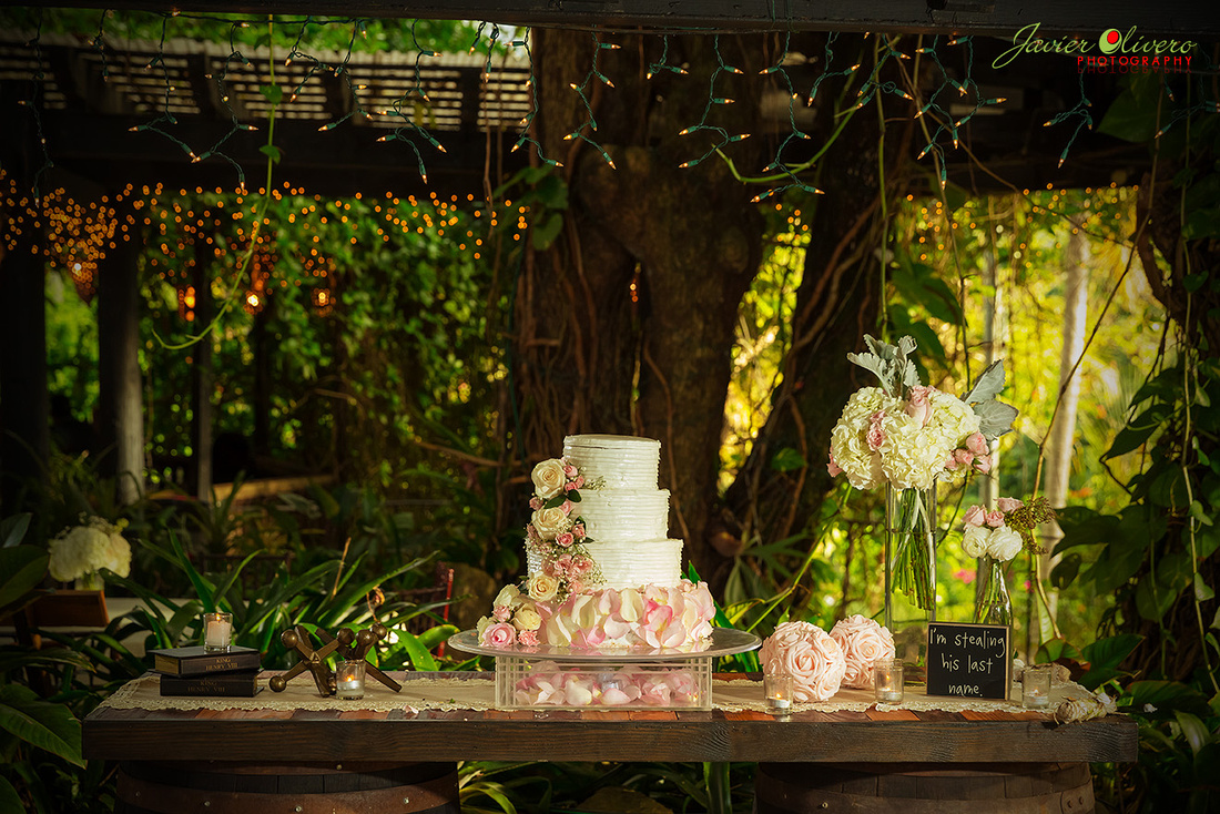 Hermosa mesa decorada con el bizcocho de boda y otros accesorios