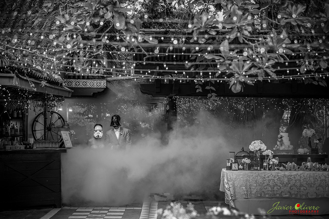 Cuando los ya esposos fueron presentados, apareció una música muy conocida y entre el humo aparecieron al estilo de "Star Wars".